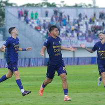 Pemain Persita Tangerang, Hokky Caraka, melakukan selebrasi setelah mencetak gol ke gawang Persik Kediri dalam laga lanjutan BRI Super League 2025/2026 di Stadion Indomilk Arena, Minggu (21/12/2025) sore WIB. (Bola.com/ M Iqbal Ichsan)