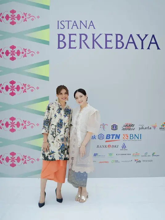 Gigi membagikan beberapa potret dalam acara tersebut. Diantaranya foto  bareng dengan Najwa Shihab. "Istana Berkebaya (emoji  hati),"  tulis Nagita Slavina. [Instagram/raffinagita1717]