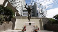 Patung Alan Shearer sebagai penghargaan bagi Legenda klub Newcastle United di St James' Park, (12/9/2016). (Action Images via Reuters/Ed Sykes)