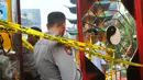 Petugas kepolisian saat menjaga lokasi Vihara Butong, Tangerang, Banten, Jumat (19/2). Dinas Pemadam Kebakaran mengerahkan 13 mobil pemadam kebakaran dan 70 personel untuk memadamkan api yang membakar vihara. (Liputan6.com/Faisal R Syam)