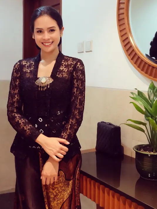 Outfit hitam yang dipakai Maudy Ayunda kali ini adalah kebaya hitam dengan kain batiknya. Aura cantik Maudy pun semakin terpancar, terlebih dengan tatanan rambutnya yang berbentuk sanggul. (Instagram)