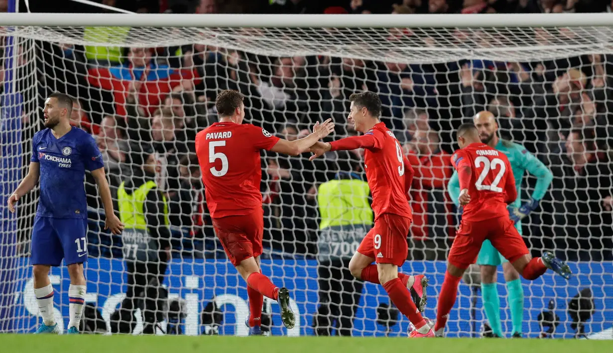 Pemain Bayern Munchen Robert Lewandowski (tengah) melakukan selebrasi usai mencetak gol ke gawang Chelsea pada pertandingan babak 16 besar Liga Champions di Stamford Brige Stadium, London, Inggris, Selasa (25/2/2020). Bayern Munchen menang dengan skor 3-0. (AP Photo/Kirsty Wigglesworth)