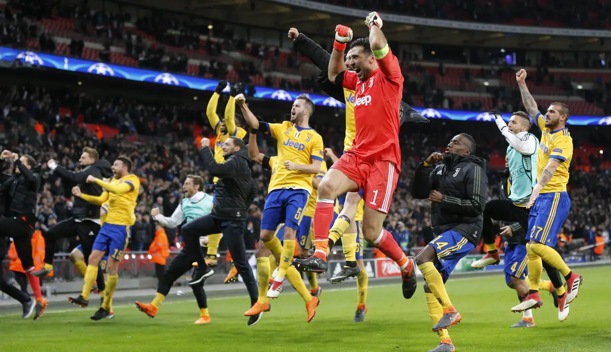 Para pemain Juventus merayakan kemenangan usai menekuk Tottenham Hotspur pada laga Liga Champions di Stadion Wembley, London, Rabu (7/3/2018). Tottenham Hotspur takluk 1-2 dari Juventus. (AP/Frank Augstein)