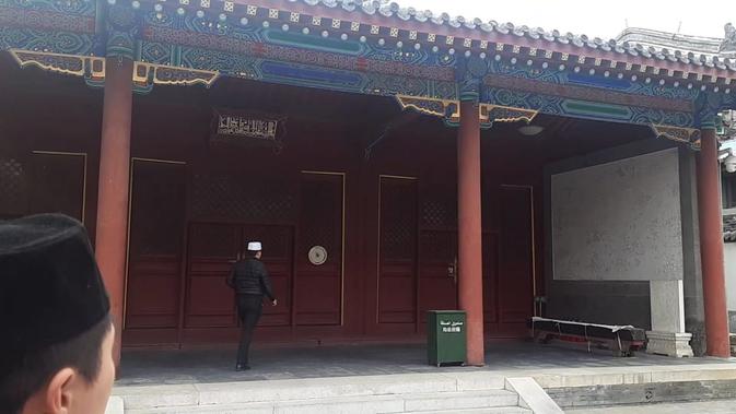 Tampak muka ruang ibadah utama Masjid Dongsi di Beijing (Rizki Akbar Hasan / Liputan6.com)