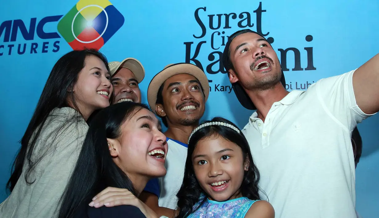 Para pemain film'Surat Cinta Kartini' dalam acara syukuran di kafe Pong Me, Jakarta Selatan, Kamis (30/7/2015). Film fiksi yang mengambil latar belakang sejarah pada era Kartini di tahun 1900an. (Deki Prayoga/Bintang.com)