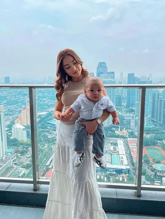 Sambil menggendong Baby Izz, Nikita terlihat begitu menawan mengenakan sleeveless top dan tiered skirt yang sangat sederhana ini. @nikitawillyofficial94.