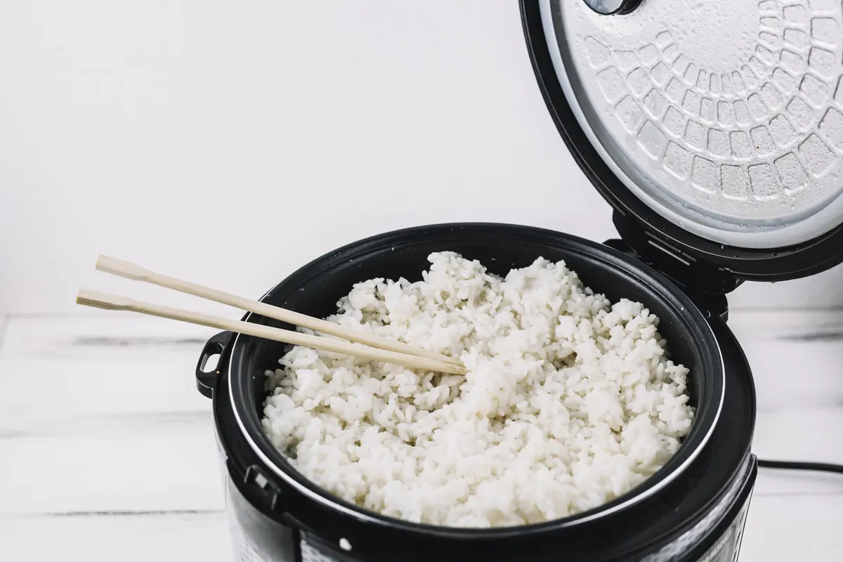 Cara Simpel agar Nasi Tidak Kering dan Berkerak di Rice Cooker