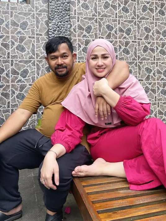 <p>"Ya banyak kewajiban yang harus saya tunaikan setiap bulannya. Ada kebutuhan sehari-hari dan wajib membayar pinjaman," kata Bedu melalui tayangan podcast di YouTube. [Instagram/beddu17]</p>