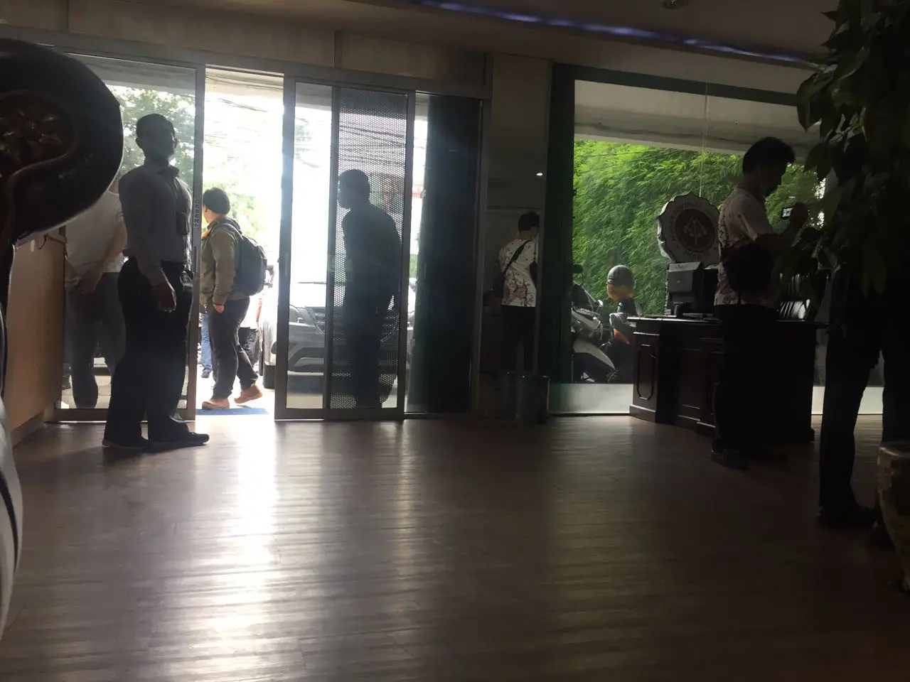 Suasana penggeledahan di kantor Fredrich Yunadi di Melawai (Liputan6.com/Ditto)