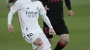 Gelandang Real Madrid, Luka Modric berusaha mengumpan bola dari kawalan pemain Real Sociedad, Mikel Oyarzabal pada pertandingan La Liga Spanyol di stadion Alfredo di Stefano di Madrid, Spanyol, Selasa (2/3/2021). Madrid kini ada di posisi ketiga dengan 53 poin. (AP Photo/Bernat Armangue)