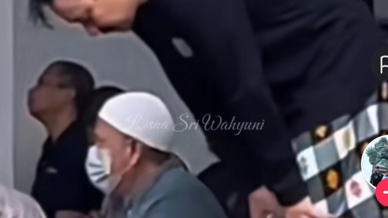 Potret Candid Vincent Rompies Sholat Jumat Ramai Jadi Sorotan, Dijepret Penggemar Happy Banget Bisa Satu Masjid