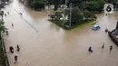 Ketinggian air di beberapa ruas jalan di Kota Bekasi hingga sepaha orang dewasa. (Liputan6.com/Herman Zakharia)