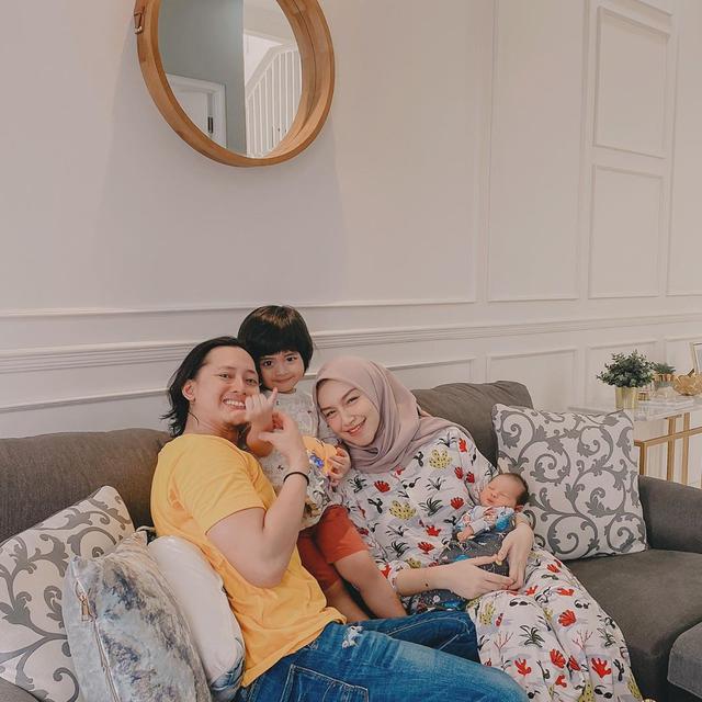 6 Potret Artis yang Melahirkan di Tengah Pandemi Corona Covid-19