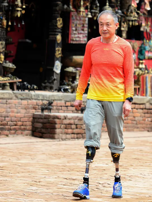 Foto yang diambil pada 4 April 2018 memperlihatkan pendaki difabel asal China, Xia Boyu (69) selama wawancara di Bhaktapur, Kathmandu. Xia pertama kali mencoba menaklukkan Everest ketika ia berusia 26 tahun. (AFP/PRAKASH MATHEMA)