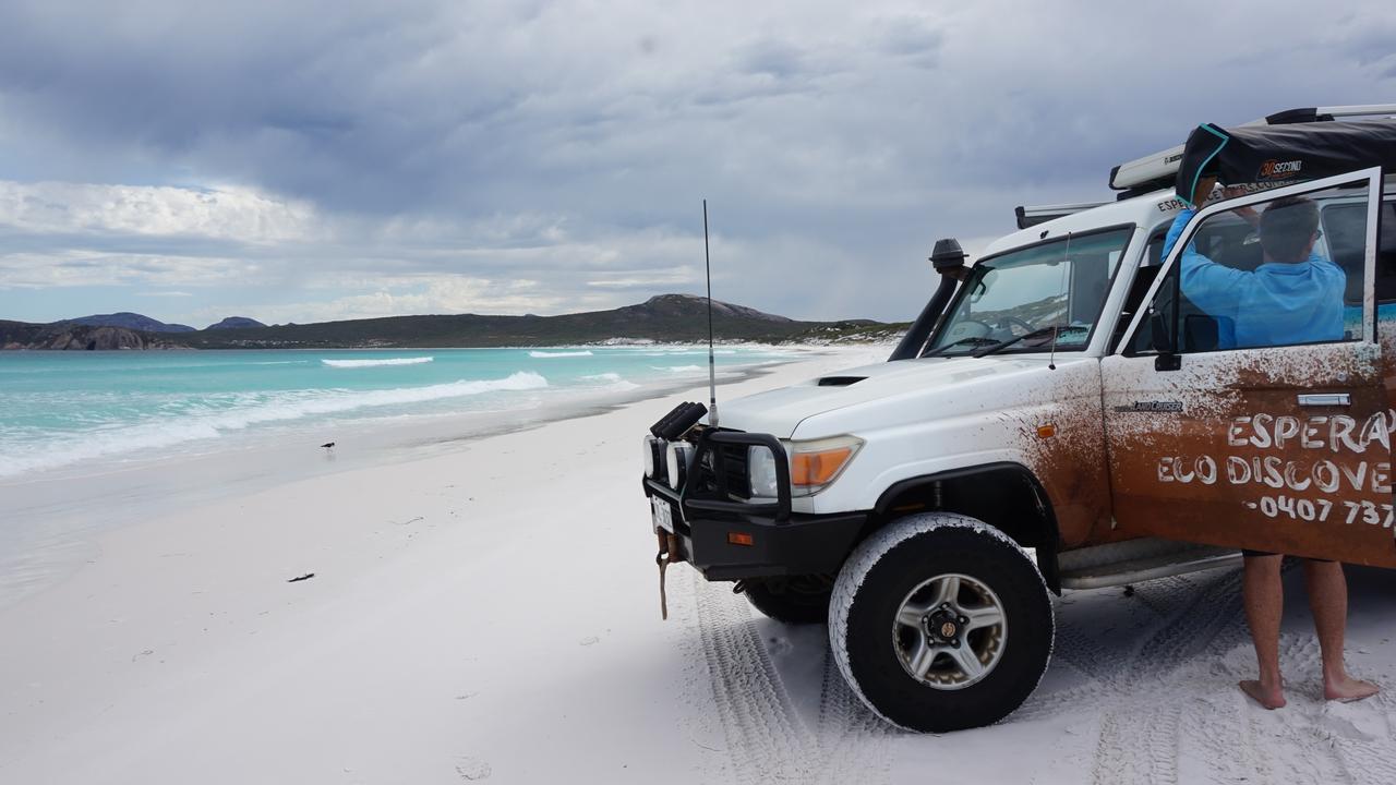 Mobil 4x4 menepi di atas hamparan pantai berpasir paling putih di Lucky Bay, Australia Barat (Liputan6.com/Happy Ferdian)