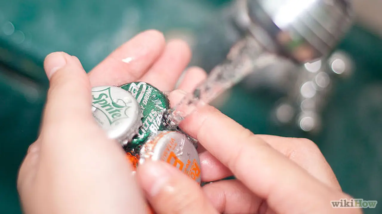 Membuat tutup botol yang tidak terpakai untuk sesuatu yang berguna. (The San Francisco Globe)
