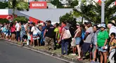 Orang-orang mengantre untuk memasuki supermarket untuk membeli bahan makanan di distrik Magenta di Noumea, wilayah Pasifik Kaledonia Baru, pada 18 Mei 2024. (Theo Rouby/AFP)
