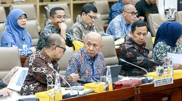 Menteri Koperasi dan UMKM Teten Masduki mengikuti rapat kerja bersama Komisi VI DPR di Kompleks Parlemen, Senayan, Jakarta, Kamis (23/11/2023). (Liputan6.com/Faizal Fanani)