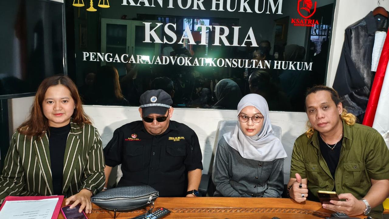 Mantan karyawan Ashanty (memakai jilbab) dan tim kuasa hukum. (M Altaf Jauhar/ Liputan6.com)