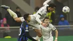 Bek Real Sociedad Robin Le Normand melompat untuk merebut bola dari penyerang Inter Milan Lautaro Martinez pada matchday 6 Grup D Liga Champions 2023/2024 di Giuseppe Meazza, Rabu (13/12/2023) WIB. (AP Photo/Antonio Calanni)