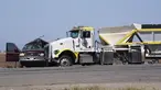 Sebuah truk yang menabrak mobil SUV di Holtville, California (2/3/2021). Pihak berwenang mengatakan sebuah truk semi menabrak sebuah SUV yang membawa 25 orang di jalan raya California Selatan, menewaskan sedikitnya 13 orang. (AP Photo/Gregory Bull)