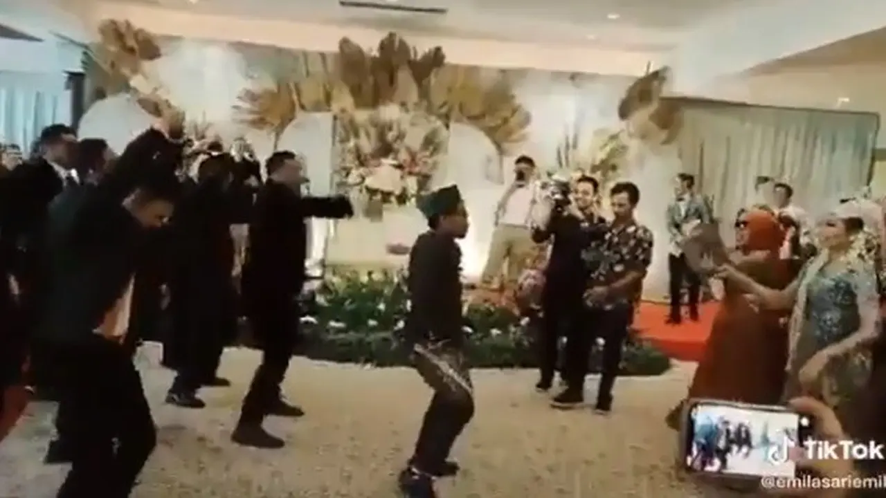 5 Momen Pernikahan Viral, Adu Joget ala TikTok di Pelaminan
