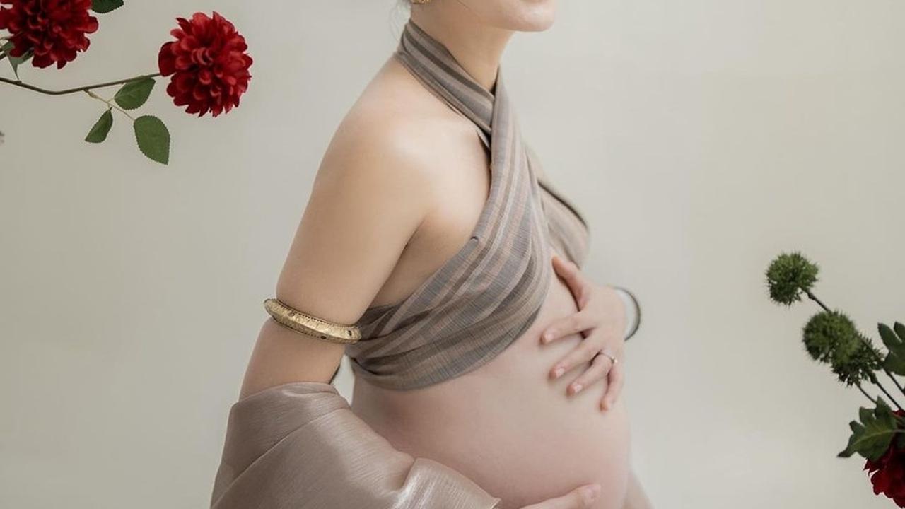 Kelahiran Anak Pertama Laura Theux dan Indra Brotolaras