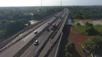 Jalan Tol Tangerang-Merak kembali memberlakukan contra flow usai sempat dihentikan sementara lantaran arus mudik Lebaran 2022. Foto: Liputan6.com/Pramita