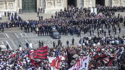 Ribuan pelayat meneriakkan nyanyian sepak bola untuk mantan pemilik AC Milan tersebut. (Stefano Porta/LaPresse via AP)