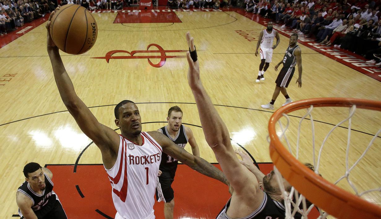 Pebasket Houston Rockets, Trevor Ariza, berusaha memasukan bola saat melawan San Antonio Spurs pada laga Gim 3 semifinal Wilayah Barat di Toyota Center, Jumat (5/5/2017). San Antonio Spurs menang 103-92. (AP/Eric Christian Smith)