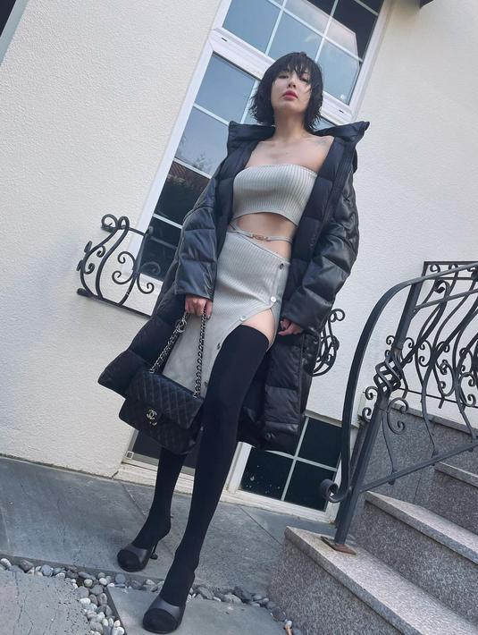 <p>Rapper sekaligus model HyunA resmi putus dari tunangannya DAWN. Ia pun kian tampil memesona dengan perut rata. Di foto terbarunya, HyunA mengenakan strapless top dengan sling skirt. [instagram/hyunah_aa]</p>