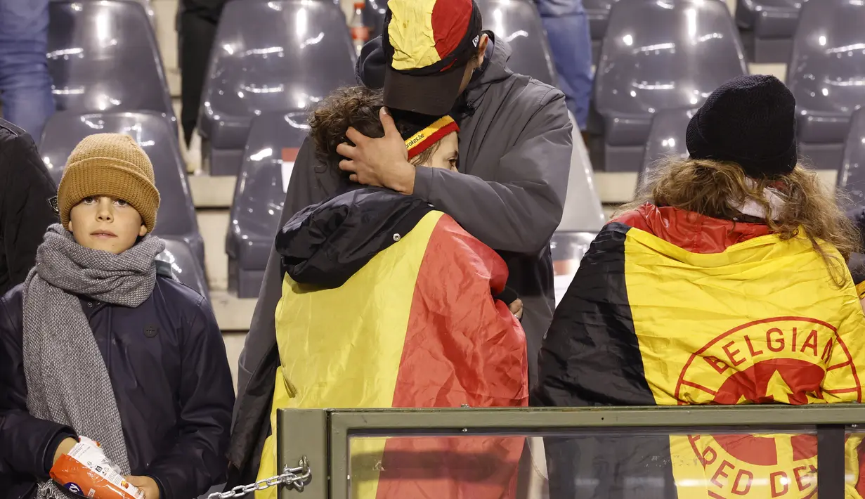 Pria bersenjata tersebut dilaporkan melarikan dari lokasi kejadian dan masih buron. (AP Photo/Geert Vanden Wijngaert)