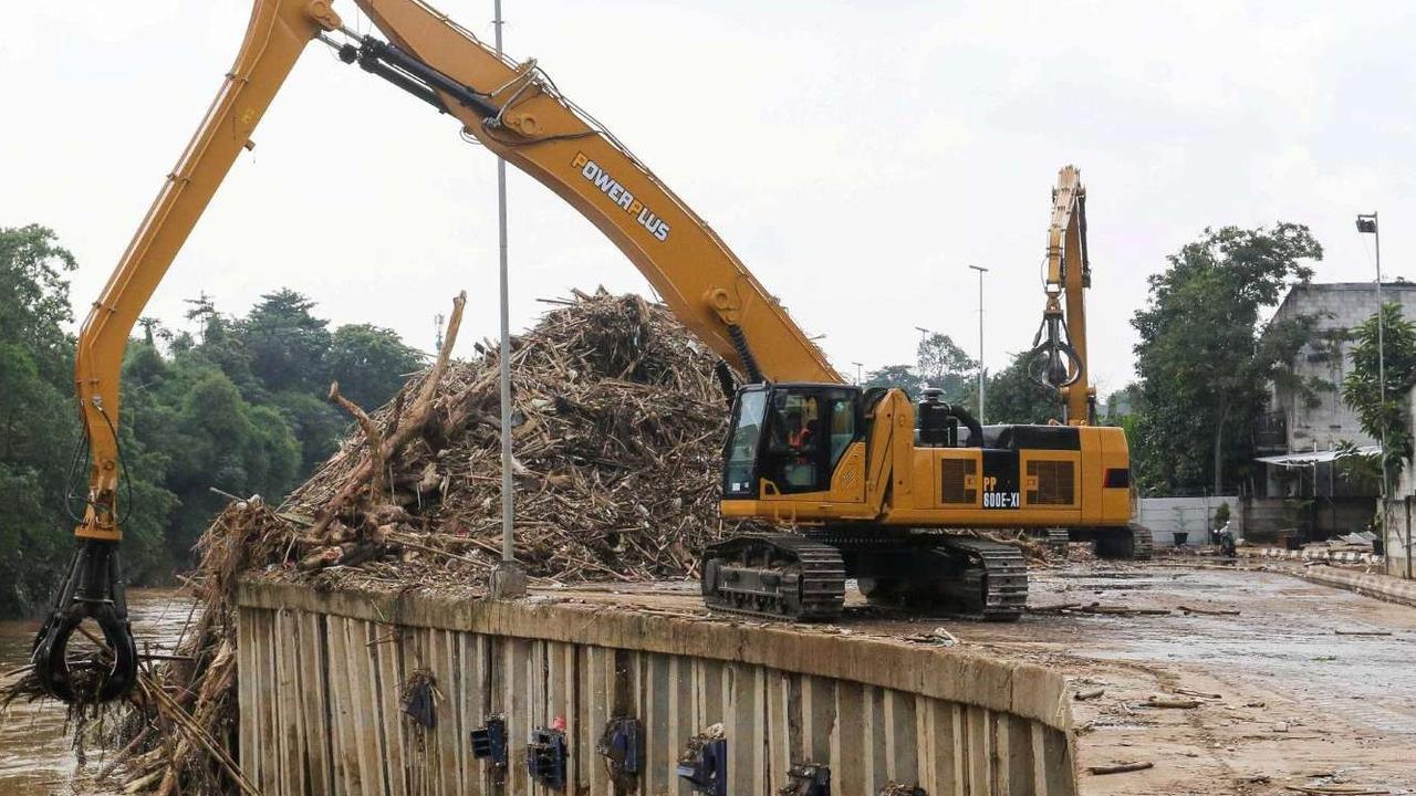 FOTO: Ribuan Ton Sampah Kiriman Diangkut dari Sungai Ciliwung, Ada Bambu hingga Sapi