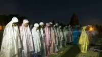 Puluhan umat Islam melaksanakan salat sunnah gerhana saat terjadi gerhana bulan di Kawasan Pelataran Shiwa, Komplek Candi Prambanan, DI Yogyakarta, Kamis (16/6). (Antara)