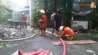13 Mobil Damkar Jinakkan Api di Belakang Gedung Jaya