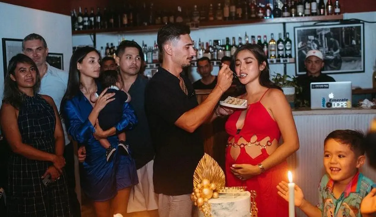 Gaun ini juga memiliki detail potongan belahan tinggi membuat paha mulusnya terekspos. Alhasil, penampilan Jedar terlihat seksi saat hamil. (Instagram/inijedar).