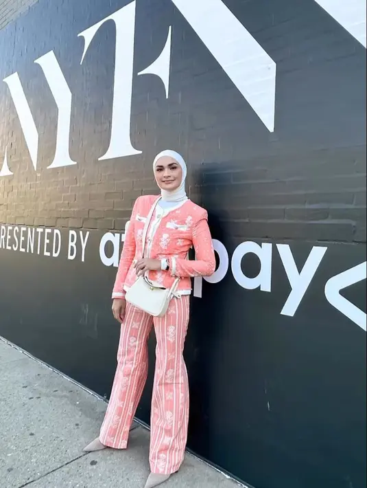 Juga hadir di acara yang sama, politikus Putri Zulkifli Hasan dalam balutan batik megamendung warna oranye. [@putri_zulhas].