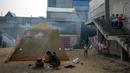 Tempat pengungsian ini begitu padat, sehingga tak dapat menerima pendatang lagi. (AP Photo/Fatima Shbair)