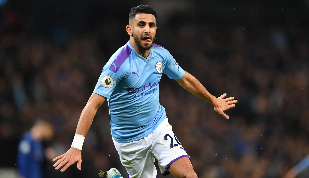 2016 : Riyad Mahrez - Pemain 28 tahun kelahiran Aljazair ini meraih penghargaan pemain terbaik Benua Afrika saat membela klub Leicester City. (AFP/Paul Ellis)