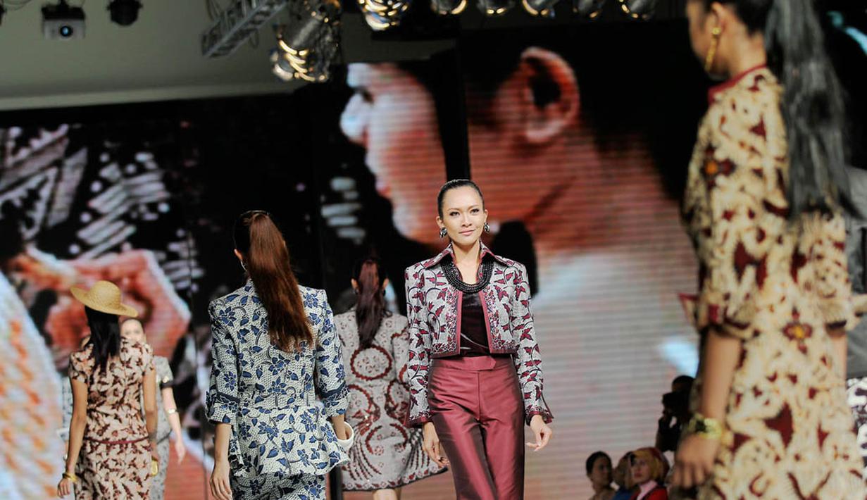 Sejumlah model ini mengenakan rancangan Poppy Dharsono yang bermotif batik Brebes dengan didominasi warna-warna basic. Senin (19/5/2014) (Liputan6.com/Faizal Fanani)
