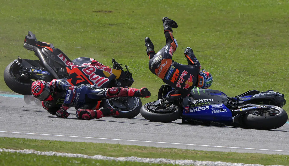 Pembalap KTM, Jack Miller dan pembalap Yamaha, Fabio Quartararo terjatuh setelah bersenggolan dalam ajang balap MotoGP Malaysia 2024 yang berlangsung di Sirkut Sepang, Malaysia, Selasa (05/11/2024). (AP Photo/Vincent Thian)