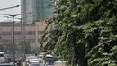 Suasana kemacetan di kawasan Tanah Abang, Jakarta, Selasa (1/5). Akibat pengalihan arus lalu lintas di Hari Buruh Sedunia, kemacetan terjadi di Tanah Abang mulai perempatan lampu merah TPU Karet Bivak hingga arah Slipi. (Merdeka.com/Iqbal S. Nugroho)