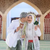 Dewi Perssik tak kuasa menahan air matanya menyaksikan pernikahan keponakannya, Rosa Meldianti. Depe hadir menyaksikan penikahan Rossa dan Inggil. Berikut potret pernikahakan Rosa yang dipersunting seorang pilot. [Instagram/luxuraimage]