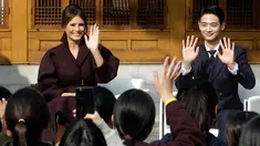 Ibu Negara AS, Melania Trump ditemani personel boyband SHINee, Choi Min-ho menghadiri acara 'Girls Play 2!', kampanye Olimpiade Musim Dingin PyeongChang 2018, di Kedutaan Besar AS di Seoul, Korea Selatan, Selasa (7/11). (AP Photo/Ahn Young-joon. Pool)