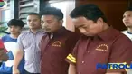 Kepada polisi, kedua tersangka mengaku pembunuhan itu dilatarbelakangi dendam.