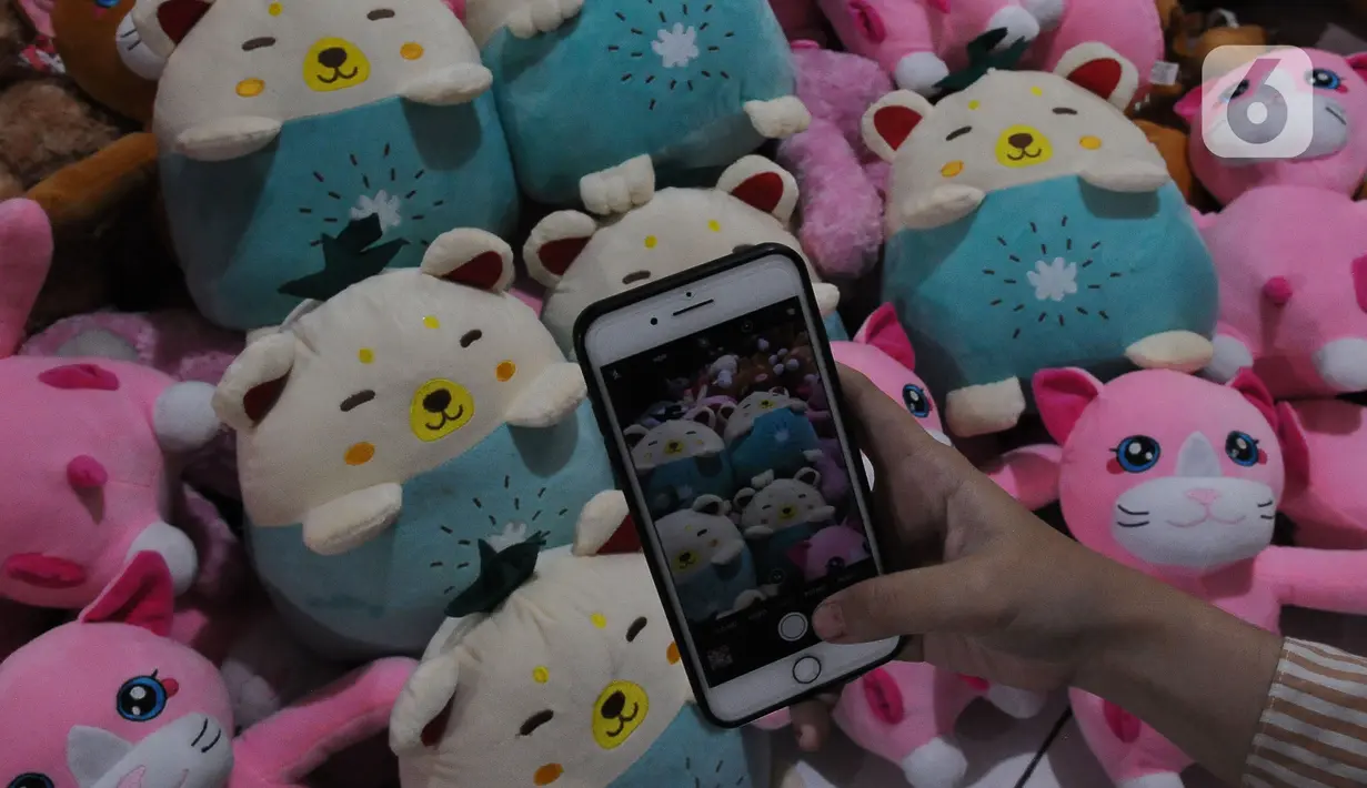 Kini bahan baku boneka mudah didapat untuk produksi berbagai model jenis boneka dari yang terkecil, ukuran sedang hingga berukuran besar. (merdeka.com/Imam Buhori)