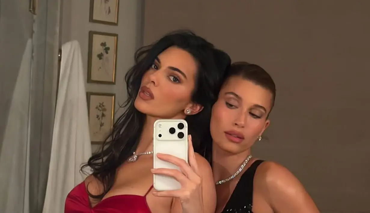 Sementara Kendall Jenner mencuri perhatian dengan gaun merah menawan yang membuatnya tampak seperti bintang film era 1950-an. Ia tampak berpose anggun bersama sahabatnya, Hailey Bieber, yang tampil dalam gaun bling-bling penuh kilau.

Sementara Kendall Jenner mencuri perhatian dengan gaun merah menawan yang membuatnya tampak seperti bintang film era 1950-an. Ia tampak berpose anggun bersama sahabatnya, Hailey Bieber, yang tampil dalam gaun bling-bling penuh kilau.

Sementara Kendall Jenner mencuri perhatian dengan gaun merah menawan yang membuatnya tampak seperti bintang film era 1950-an. Ia tampak berpose anggun bersama sahabatnya, Hailey Bieber, yang tampil dalam gaun bling-bling penuh kilau. [@kendalljenner].