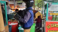 Salah satu pembeli es cendol Elizabeth Bandung di bilangan ALun-alun Garut, Jawa Barat mulai berdatangan membeli cendol untuk bekal berbuka puasa Ramadan. (Liputan6.com/Jayadi Supriadin)