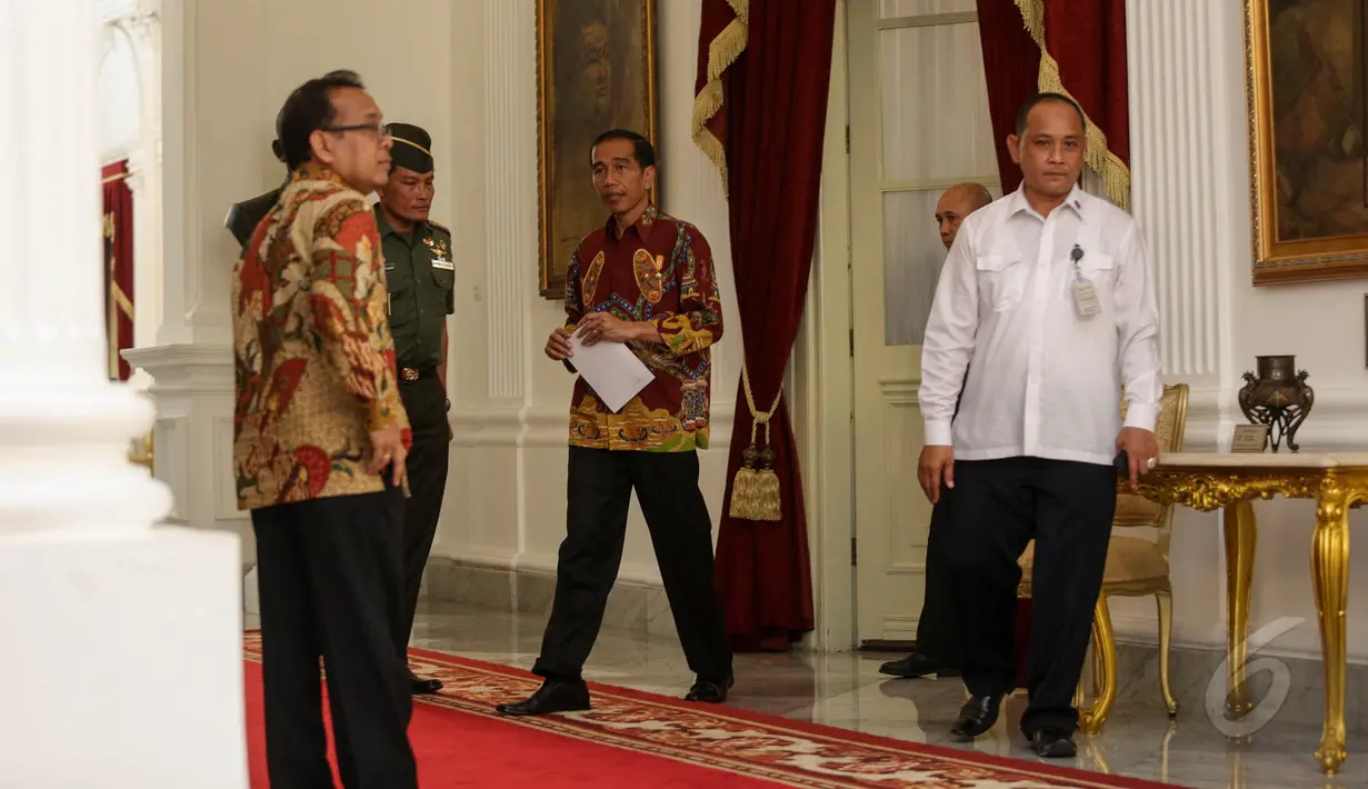 Presiden Joko Widodo saat bersiap melakukan konferensi pers usai bertemu dengan Pansel KPK, Jakarta, Senin (25/5/2015). Jokowi meminta Pansel untuk memilih calon pimpinan KPK yang kredibel dan dipercaya masyarakat. (Liputan6.com/Faizal Fanani)
