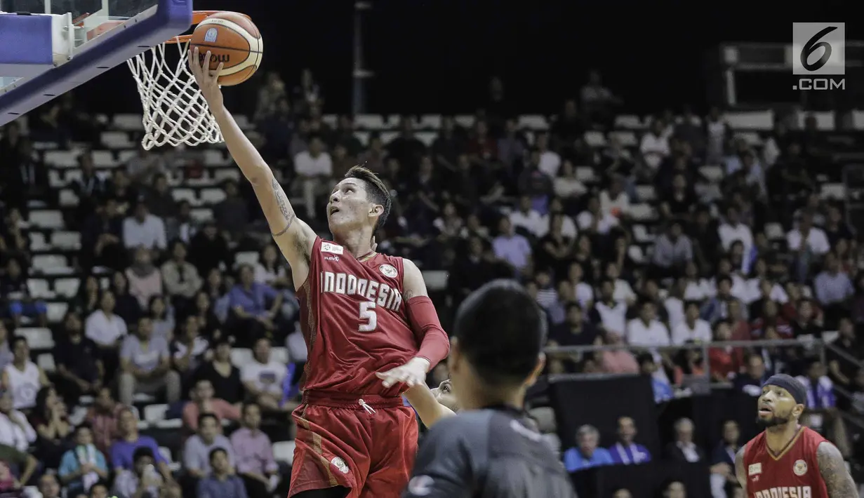 Pebasket Putra Indonesia, Daniel Wenas mencoba memasukkan bola saat melawan India pada laga final bola basket 18th Asian Games Invitation Tournament di Hall Basket Senayan, Senin (12/2). Timnas Indonesia meraih medali emas. (Liputan6.com/Faizal Fanani)